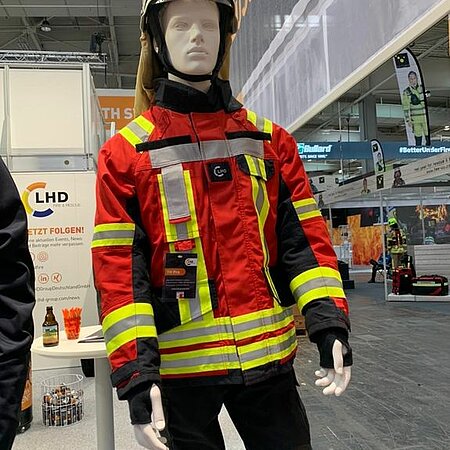 Der zweite Tag der Interschutz ist soeben angebrochen. 
Heute wollen wir euch noch mal auf unseren TH Pro Schutzanzug aufmerksam machen. 
Unser Bestseller im Bereich der technischen Hilfeleistung zeichnet sich insbesondere durch seine Kombination aus Design, Allwetter-Schutz und praktischen Features aus. 
Schaut ihn euch gerne live an oder schlüpft selber mal rein.👍🏻 
Halle 15, F42