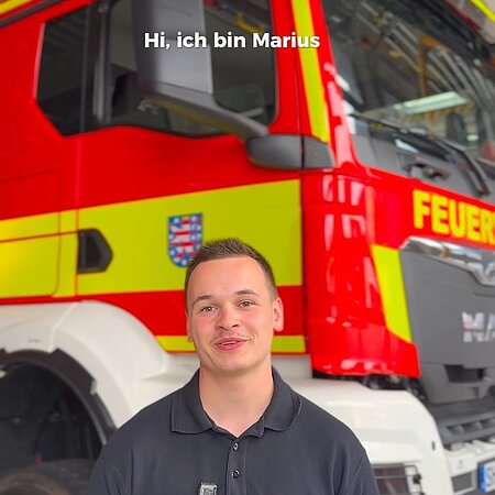 Was bringt einen Menschen eigentlich dazu, zur Feuerwehr zu gehen? 🚒
 
In diesem Video erzählt @mariusfreimuth, warum er sich damals für die Feuerwehr entschieden hat und was ihn bis heute mit ihr verbindet.
 
Denn auch wenn jede Geschichte anders beginnt, führen viele von ihnen zu etwas Gemeinsamem: Zusammenhalt, Verantwortung und dem Gefühl, füreinander da zu sein. 🌍

Wie hat eure Geschichte bei der Feuerwehr angefangen? 👇
 
#lhdfire #feuerwehr #freiwilligefeuerwehr #berufsfeuerwehr #worldwidewe