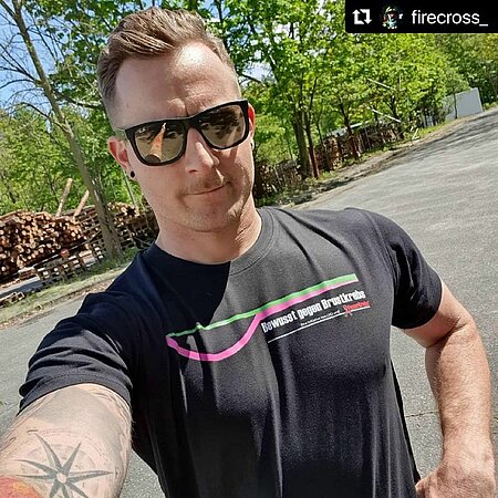 🙏🏼☝🏻🚒
Unterstützt auch ihr uns und @feuerkrebs_gug so wie Bernd! 🙏🏼 
.......
repost @firecross_ 
・・・
❤Damit Dein Lächeln bleibt ❤
.
Bewusst gegen Brustkrebs!!!!
#bewusstgegenbrustkrebs
.
Kanada erkennt Brustkrebs, bei Feuerwehreinsatzkräften, seit Jahren als Berufskrankheit an.
WARUM????
Wissenschaftle Erkenntnisse haben einen Zusammenhang zwischen dem Feuerwehreinsatzdienst und einem erhöhten Brustkrebsrisiko aufgezeigt.
Bei uns gibt es keine Studien darüber, wie sich die berufliche Rahmenbedingungen auf die Entstehung von Brustkrebs auswirken. 
Früherkennung bedeutet, etwas früh zu erkennen - nicht das Entstehen zu verhindern oder tatsächliche Ursachen, die das Risiko zu erkranken begünstigen, zu bekämpfen!
.
Auch Männer können Brustkrebs bekommen!!!!!!
.
Für mehr Informationen 
@lhdfire 
@lhd_group 
@feuerkrebs_gug 
@feuerwehr.shopping
.
Der Erlös der verkauften T-shirts fließt zu 100% in die Aufklärung und die Erstellung einer unabhängigen, medizinisch-wissenschaftliche Studie. 
.
#lhdfire #lhd #feuerwehrfamilie #feuerwehrfamilie #feuerkrebs #Fitfor112 #firecross_ #blaulichtmilieu #blaulichkanal #blaulichtspotter #helfenkannjeder #ambu #retterherz #retterfit #frauen #brustkrebs #brustkrebsdeutschland #multipower #focusonsuccess #ewsdieschuhfabrik #brust #krebs #krebsisteinarschloch #krebsmachtkeinepause #vorsorge #untersuchung #forschung #forschungistdiebestemedizin #erkennen #aufklärung
