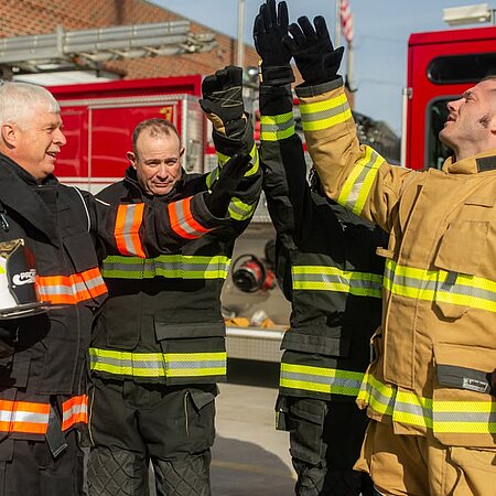 Zwei Länder. Zwei Perspektiven. Ein Gefühl. 🌍🚒

Deutschland 🇩🇪 und USA 🇺🇸 – festgehalten in ganz eigenen Momenten unserer Shootings.
Unterschiedliche Orte, unterschiedliche Teams und trotzdem etwas, das verbindet.

Vielleicht ist es die Haltung.
Vielleicht der Anspruch.
Oder einfach die Art, wie man füreinander einsteht.

Swipt euch durch das Karussell und schaut selbst. 📸

Ihr wollt mehr davon?
Mehr Einblicke, Fun Facts, Entertainment und unsere Hallo-Videos aus der World.Wide.We.-Initiative?
Dann kommt in unseren WhatsApp-Kanal. Den Link dazu findet ihr in unserer Bio. 🔗🔥