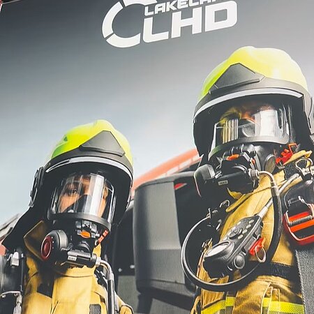 Tag 2 der Interschutz ist geschafft. 🚒👍🏼
Von Schutzanzügen zur Innenbrandbekämpfung, über Technische Hilfeleistung und Tagesdienstbekleidung findet ihr von uns einen guten Überblick über unser LHD Portfolio. Dazu gibt es vor Ort leckeren Café und erfrischende Getränke. 
Kommt vorbei in Halle 14, Stand H04. 💪🏼☺️