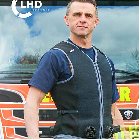 Kennt ihr schon die Cooling Vest von Teijin und LHD? 👌 
Die aktive Kühlweste ist perfekt geeignet zur optimalen Körperkühlung nach starker Belastung.
Durch ihre integrierten Ventilatoren benötigt diese Weste keine externen Kühlmittel und ist sofort einsatzbereit. 💪 🚒 
Mehr Infos und Videos zur richtigen Anwendung gibt es unter: 
➡️ https://www.lhd-group.com/fire-rescue/aktive-kuehlweste ⬅️ 
#lhdfire #coolingvest #kühlweste #teijin #workhardwithstyle