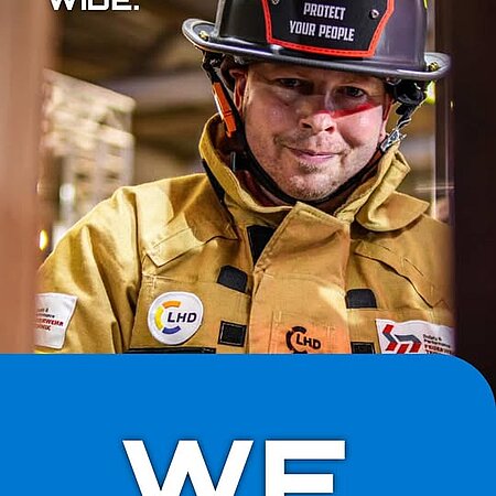 New York, aber aus einem besonderen Grund. 
🗽🧑‍🚒
JP würde gern mit den Kollegen aus New York tauschen, um an einem
Stair Climb teilzunehmen – einem Treppenlauf, bei dem Feuerwehrleute weltweit an die Opfer des 11. September erinnern, indem sie den gleichen Weg gehen, den die Rettungskräfte damals zurücklegten:
110 Stockwerke, oder oft auch 2071 Treppenstufen.
Ein Zeichen des Respekts.
 
Solche Events gibt es übrigens auch bei uns in Deutschland. Sie zeigen, wie stark die Feuerwehr-Community weltweit verbunden ist.

🌍
World. Wide. We. heißt eben auch: innehalten, erinnern und gemeinsam Haltung zeigen, egal wo auf der Welt.
🌍
 
Wer von euch wäre dabei? 
👇
#worldwidewe #feuerwehr #neverforget #lhdfire #lakelandfireandsafety