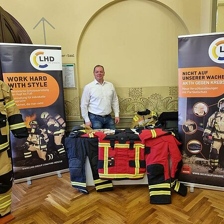 Nein, das ist kein Aprilscherz. 😎
Unser lieber Kollege Maik hat sich auf den Weg nach Leipzig gemacht und ist bei der heutigen Verbandsdelegiertenversammlung des LFV Sachsen e.V. vor Ort mit dabei! 👍🏻 

#teamlhd #lhdfire #feuerwehr #landesfeuerwehrverbandsachsen