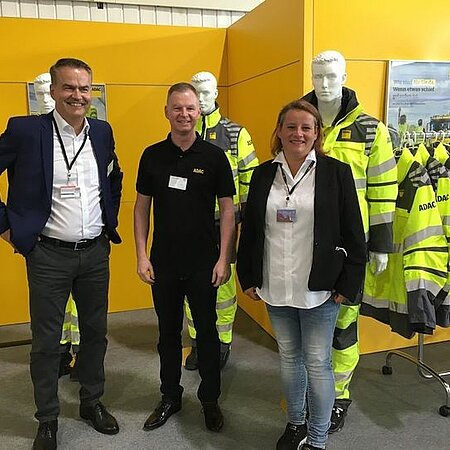 In Zusammenarbeit mit dem @adac wurden für dessen #mobilitätspartner die Corona Bekleidungspakete auf der IFBA in Kassel vorgestellt. 
Unsere Kollegen waren natürlich vor Ort um fachlich beratend zur Seite zu stehen. 👍🏻 
*******
Foto v.l.: Andreas Schröter (LHD), Oliver Stadler (ADAC), Nicole Berger (LHD) 
*******
#schutzbekleidung #highvisibilityclothing #adacmobilitätspartner #adac #lhdcof #workwear