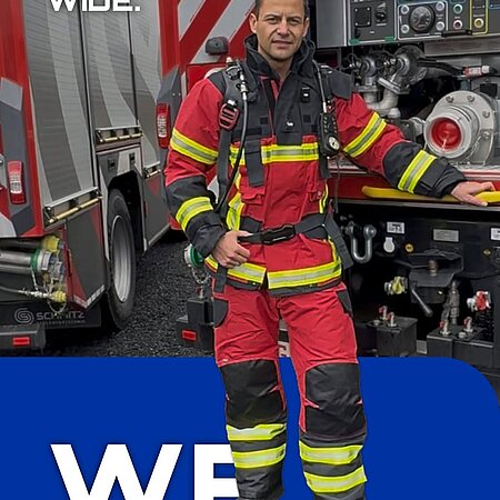 30 Jahre Feuerwehr – und immer noch neugierig auf mehr. 🚒🔥

Liebe Kollegen in New York: Mit jeder Menge Erfahrung im Gepäck hätte Denis Lust, mal mit euch im Big Apple zu arbeiten. Natürlich, um seine Erfahrung aus dem deutschen Feuerwehralltag zu teilen und gleichzeitig neue Perspektiven aus der Stadt, die niemals schläft, mitzunehmen.
 
Denn egal ob Niederkassel oder New York: Am Ende geht’s darum, voneinander zu lernen und besser zurückzukommen, als man losgegangen ist.
Also New York, wie sieht’s aus?
Bereit für einen Austausch? 
👀🍎