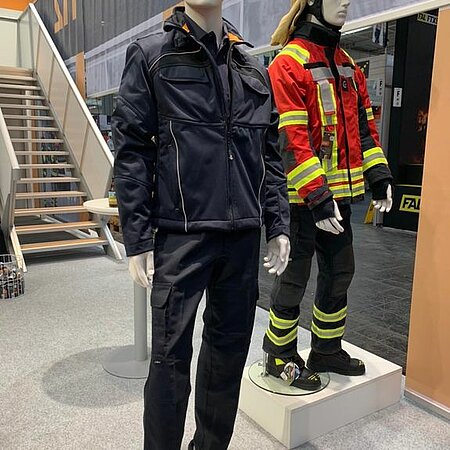 Tag 4 der Interschutz ist in vollem Gange. 
Heute legen wir den Fokus für euch mal auf unsere Tagesdienst-Ausstattung. 
Unsere neue Softshelljacke haben wir auch in verschiedenen Größen zum Anprobieren da, falls ihr mal reinschlüpfen wollt. 👍🏻
Ab heute könnt ihr neben unserer beliebten Flexbundhose auch noch eine vorläufige Weiterentwicklung an unseren Kollegen vor Ort in Augenschein nehmen. 😉
Schaut einfach mal vorbei: Halle 15, F42