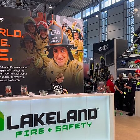 Was für ein erster Tag auf der #INTERSCHUTZ 🙌
Unser erstes Fazit: Viele spannende Gespräche, bekannte und neue Gesichter, ein bisschen Messetrubel, jede Menge Teamspirit – und mittendrin unser Stand ✨
Heute war der Gedanke von World. Wide. 
We. wirklich spürbar: Wir kommen zusammen, tauschen uns aus und teilen Ideen. Genau so soll das sein.
 
Danke an alle, die vorbeigeschaut und es heute so besonders gemacht haben. Wir freuen uns auf alles, was in den nächsten Tagen noch kommt! 🚀
 
#INTERSCHUTZ #WorldWideWe #messe