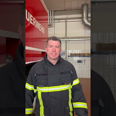Kanada steht auf Stefans Wunschliste ganz weit oben. 
Nicht nur wegen der Feuerwehr – sondern weil er Vancouver einfach eine richtig cool findet.
Genau das lieben wir an unseren Videogrüßen: Hinter jeder Uniform steckt ein Mensch mit einer eigenen Geschichte, eigenen Wünschen und Vorstellungen.
Deshalb heißt World. Wide. We. für uns auch: neugierig bleiben. Über den eigenen Tellerrand schauen. Und sehen, wie Feuerwehr weltweit gelebt wird. 🌍
Mit wem würdet ihr gern mal tauschen? 👇
#worldwidewe #feuerwehr #lhdfire #lakelandfireandsafety #firefighters