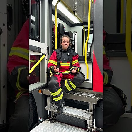 Sommer, Sonne, Sonnenschein – das sind die drei Gründe, warum Suse gern mit den Kamaradinnen und Kameraden in Hawaii tauschen wollen würde ... können wir zu 100 % nachvollziehen!
World. Wide. We. heißt eben auch: andere Orte entdecken, neue Perspektiven gewinnen und sehen, wie Feuerwehr weltweit gelebt wird: ob in der Großstadt, im Gebirge oder unter Palmen. 🌍
Team Hawaii? Reagiert mit 🥥👇
#worldwidewe #feuerwehr #lhdfire #lakelandfireandsafety #firefighterlife