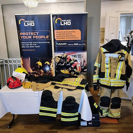 Seit gestern sind wir mit einem kleinen Teil unseres gesamten Portfolios von Kopf bis Fuß auch auf dem 27. Symposium Werkfeuerwehr Aktuell vom @wfvdeutschland in Bad Dürkheim mit vor Ort. 👍🏻 

#wfvd #werkfeuerwehr #schutzkleidung #feuerwehr #schutzausrüstung