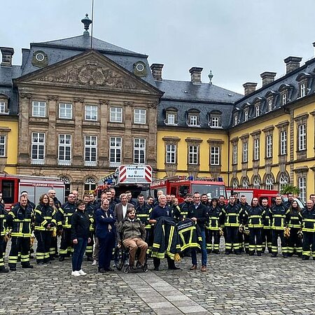 Unser Kollege Daniel durfte offiziell am Residenzschloss Arolsen zusammen mit dem Bürgermeister die neue Schutzkleidung für die Feuerwehr überreichen! 👍🏻 
#lhdfire #feuerwehrschutzkleidung #workhardwithstyle