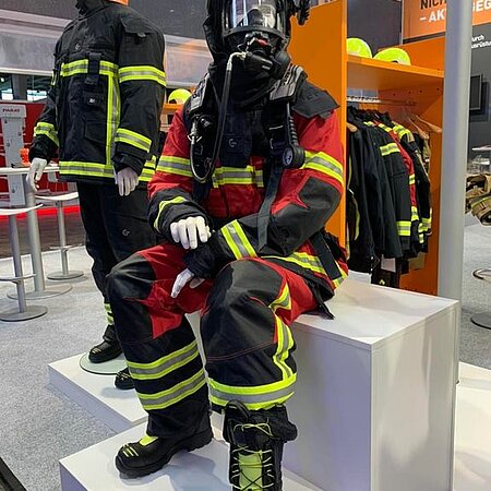 Zum Abschluss der 6 Tage Interschutz wollen wir euch noch unser letztes Modell vorstellen. 
Der saVior in Nomex Comfort rot-blau verfügt standardmäßig ebenfalls über unsere Partikelschutzlösungen in Jacke und Hose um das Eindringen von krebserregenden Gasen zu minimieren. 
Wir freuen euch, dass wir euch die letzte Woche unsere besten Modelle alle live zeigen konnten und hoffen, ihr hattet insgesamt eine schöne Zeit auf der Messe. 
#interschutz2022 #nichtaufunsererwache #aktivgegenkrebs Feuerkrebs / Fire - Cancer