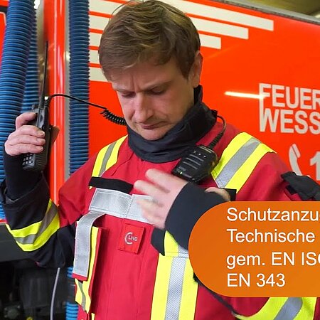 Ob bei Einsätzen oder im täglichen Arbeitsumfeld – Sicherheit geht im Feuerwehreinsatz vor! 
Der TH Pro Schutzanzug für Technische Hilfeleistung vereint Allwetter-Schutz und moderne Designelemente. Für kalte Tage gibt es zusätzlich zur Außenjacke mit GORE-TEX Flameliner Membran optional eine wärmende Innenjacke und auch die herausnehmbare Innenhose mit Nässeschutz durch die GORE Membran bietet optimalem Schutz bei schlechtem Wetter. 
..................
Musik: Restart (Audiohub)
Model: Kay Hain
Location: Feuerwehr Wesseling