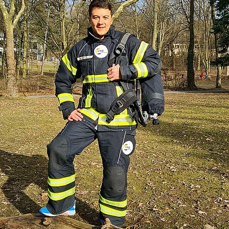 Wir stellen das Team LHD vor 😀 - heute: Stefan Janker 💪 

Ich bin Stefan Janker und laufe in der Feuerwehrmontur von LHD für krebskranke Kinder. Auf offiziellen Laufveranstaltungen suche ich nach Sponsoren oder Privatpersonen, die sich bereit erklären, für die Elterninitiative krebskranker Kinder e.V. Nürnberg (EKK Nürnberg) zu spenden. Den Firmen biete ich im Gegenzug Werbeflächen an. Über diesen Weg und einem organisierten Spendenlauf im Jahr 2020, konnten in 2 Jahren schon fast 30.000 Euro gesammelt werden.
Dank LHD starte ich ab diesem Jahr endlich in einer neuen und einheitlichen Montur. 👍