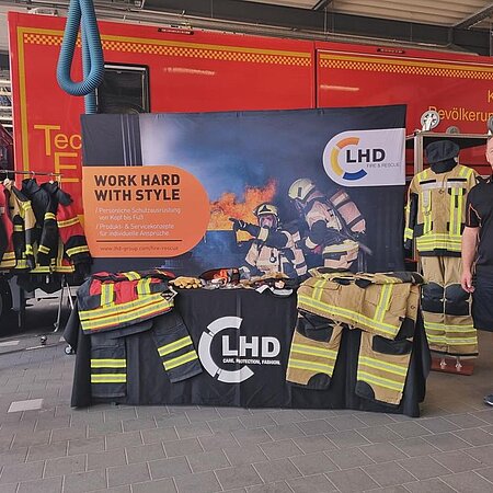 Startschuss der Roadshow ‚Gegenfeuer 2024‘! 
Unser lieber Maik war heute zusammen mit unserem Händler @matuczak_feuerschutz auf deren Roadshow im Kreis Plön unterwegs.
Wir wünschen allen Teilnehmern und auch Besuchern ein paar tolle Tage! 👍🏻
#teamlhd #lhdfire #feuerwehr #schutzausrüstung #psa