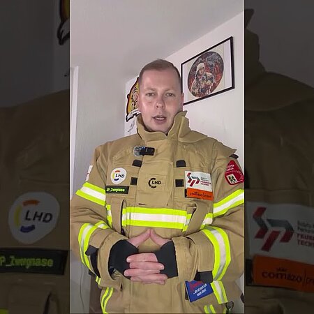 JP würde gern mit den Kollegen aus New York tauschen, um an einem Stair Climb teilzunehmen – einem Treppenlauf, bei dem Feuerwehrleute weltweit an die Opfer des 11. September erinnern, indem sie den gleichen Weg gehen, den die Rettungskräfte damals zurücklegten:
110 Stockwerke, oder oft auch 2071 Treppenstufen.
Ein Zeichen des Respekts.

Solche Events gibt es übrigens auch bei uns in Deutschland. Sie zeigen, wie stark die Feuerwehr-Community weltweit verbunden ist. 🌍
World. Wide. We. heißt eben auch: innehalten, erinnern und gemeinsam Haltung zeigen, egal wo auf der Welt. 🌍

Wer von euch wäre dabei? 👇