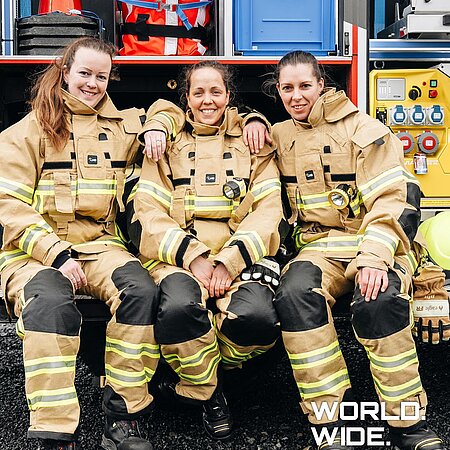 Das war mehr als ein Shooting. 🌍🔥
Wir wollen World. Wide. We. nicht nur erzählen, sondern auch sichtbar machen. Deshalb haben wir uns einen ganzen Tag genommen, um den Teamgeist und echte Feuerwehr-Vibes einzufangen. 📸
Was uns besonders gefreut hat: der Spaß vor Ort. 😄
Das Lachen, die Gespräche, die Unterschiede und Gemeinsamkeiten. Genau dieses Gefühl wollten wir zeigen: das internationale „Wir“.
Danke an alle, die dabei waren und diesen Tag so besonders gemacht haben. 🧑‍🚒
 
Und weil Community bei uns nicht aufhört, wenn die Kamera still steht: Schaut auch bei den Beteiligten vorbei und lasst einen Like da. 👇
@meinewelt_lena 
@112_suse 
@janastunt
@lhdfire 
 
#worldwidewe #lhdfire #lakelandfireandsafety #feuerwehr #community