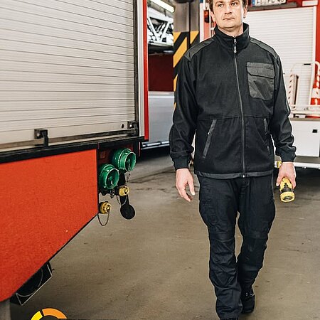 Ob Wind, Regen oder kühle Temperaturen – mit unserem Portfolio an Tagesdienstjacken seid ihr flexibel für jede Wetterlage gerüstet. Und jetzt neu im Sortiment: unsere moderne Softshelljacke mit farbiger Biese - silber oder rot - passend zu eurer Team-Ausstattung.
👉 Funktion trifft Stil – im Tagesdienst und darüber hinaus. Noch mehr Auswahl findet ihr auf unserer Website: www.lhd-group.com.

#feuerwehr #tagesdienstjacke #wetterschutz #softshelljacke #feuerwehrbekleidung