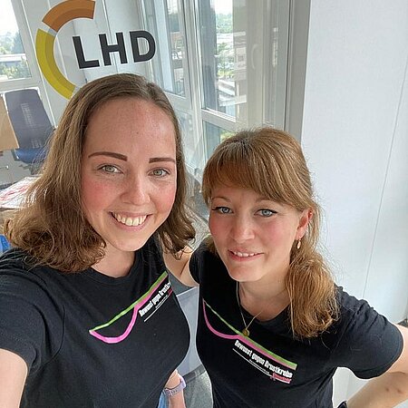 Ausnahmsweise mal an einem Samstag Gäste bei der LHD. 😎 
Zusammen mit der lieben @112_suse wollen wir euch auch noch mal an unsere Aktion gemeinsam mit @feuerkrebs_gug erinnern: Um die #bewusstgegenbrustkrebs Kampagne zu unterstützen, könnt ihr euch jetzt noch ein paar Shirts auf https://feuerwehr.shopping/ sichern. Die Einnahmen sind für eine unabhängige medizinische Studie! 💪🏻 
Greift jetzt noch online zu, der Rest ist dann nur noch auf der Interschutz vor Ort verfügbar.  ☝🏻
#aktivgegenkrebs