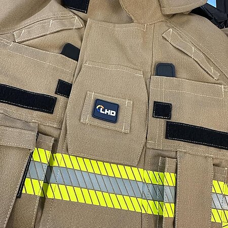 Unser saVior aus NOMEX NXT ist sowohl in beige als auch in blau mit segmentierten Reflexstreifen erhältlich. 
Ab sofort ist dieser auch in Standardgrößen mit unserem neuen LHD Branding auf Lager! 👌🏻
#lhdsavior #nomexnxt #feuerwehr #schutzausrüstung #schutzkleidung
