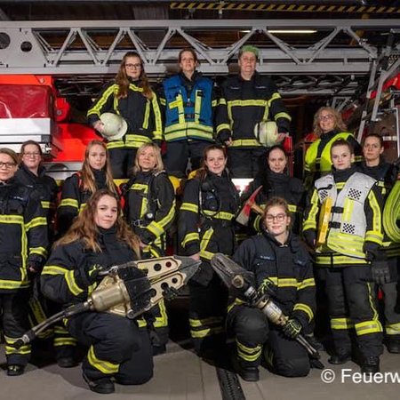 Zum Internationalen Weltfrauentag möchten wir ein großes Dankeschön auch an alle Damen in den Feuerwehren und Rettungsdiensten richten! Ihr macht einen klasse Job!!!