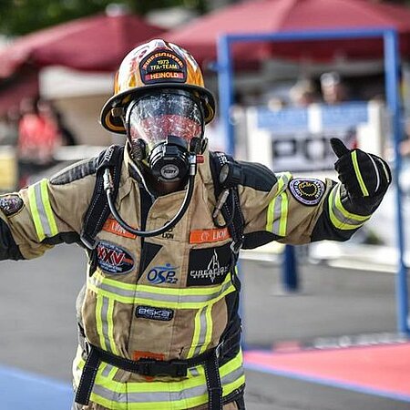Wir stellen das Team LHD vor 😀 - heute: Thomas Heinold 💪 

Thomas Heinold
Jahrgang 1973
Feuerwehreinsatzbeamter bei der Stadt Mettmann 
Ich nehme seit 2013 regelmäßig an Feuerwehrwettkämpfen teil. Diese Wettkämpfe geben mir immer wieder eine neue Herausforderung, um an meine Grenzen zu gehen. Ebenso hallten sie mich für den Einsatzdienst fit.
LHD unterstützt mich hier bei mit einem Anzug, der mich immer gut durch die Wettkämpfe gebracht hat.
Das Training wird immer auf den jeweiligen Wettkampf abstimmen. Nicht immer sind die Trainingseinheiten für jede Wettkampfart kompatibel.
Ich versuche immer eine gesunde Mischung zwischen Ausdauer / Cardio und Krafttraining zu finden.
Keines der beiden sollte zu kurz kommen. Ich versuche immer bis zur Grenze zu trainieren, nur so kann die Leistung auf Dauer auch gesteigert werden.
Ich bin am meisten stolz auf meinen eisernen Willen, der es immer wieder zulässt, mich an die Grenze gehen zu lassen. Nur so konnte ich meine einzelnen Erfolge erzielen.
Aber stolz bin ich auch, dass ich erst mit 40 Jahren zu dem Feuerwehrsport gekommen bin. Durch diese Entscheidung hat sich mein Leben und meine Gesundheit grundlegend zum Positiven verändert.
Der größte Erfolg für mich war bei der Weltmeisterschaft der Firefighter Combat Challenge in den USA 2015. Durch einen Lauf unter 2 Minuten in der Altersklasse M40 wurde ich in den Lions Den Club aufgenommen.
In den aktuellen Zeiten ist es so gut wie unmöglich einen Wettkampf zu machen und somit hoffe ich für die Zukunft des es bald wieder möglich wird.
Bis dahin bleibt alle Gesund!
#teamlhd #workhardwithstyle #lhdfire