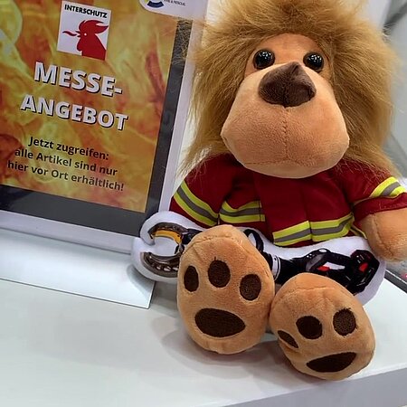 Wer in den letzten Tagen der Interschutz noch ein kleines Mitbringsel für Groß und Klein ergattern möchte, ist bei uns genau richtig! ☝🏻 
In Halle 15, F42 könnt ihr euch einen unserer eigens hergestellten #lhdfire Turnbeutel oder den neuen Kuschel-Löwen von LHD und @weberrescue ergattern! 🤩 
Kommt vorbei und schaut sie euch an…