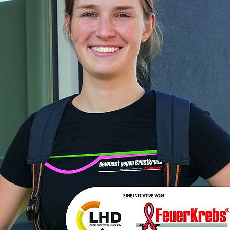 Mit der Kampagne #bewusstgegenbrustkrebs wollen wir...
• die Grundlagen für eine unabhängige wissenschaftlich-medizinische Studie schaffen.
• einen möglichen Zusammenhang zwischen dem Feuerwehreinsatzdienst und einem erhöhten Brustkrebsrisiko aufzeigen.
• betroffene Feuerwehrfrauen unterstützen und ermutigen, ihre Ansprüche auf Versorgung geltend zu machen.
• über potentiell wirksame und vorbeugende Maßnahmen zur Reduzierung des berufsbedingten Risikos informieren, die jede Feuerwehrfrau bei sich in der Wehr umsetzen kann.
**Auch Männer können Brustkrebs bekommen!**
..........
☝️Unterstützt uns und Feuerkrebs / Fire - Cancer bei der Kampagne und besorgt euch ein Shirt über https://feuerwehr.shopping - der Erlös geht in die Erstellung der Studie!!! 💪 
#bewusstgegenbrustkrebs #aktivgegenkrebs