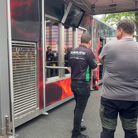 Thermo-Man auf der Interschutz. 
Am Stand von Arclin hatten wir die Möglichkeit die Performance unseres saVior mit zwei verschiedenen GORE-TEX Membranen zu zeigen.