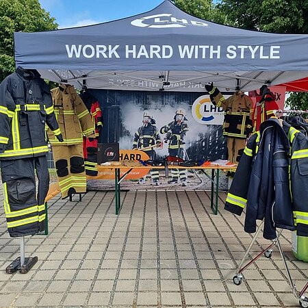 Unser Kollege Maik stellt heute für uns in Ribnitz-Damgarten bei der Hausmesse von @feuerwehrtechnikbarschke aus! 👍🏻 
Wir wünschen allen Besuchern einen schönen Messetag! 🤩 

#lhdfire #teamlhd #schutzbekleidung #workhardwithstyle