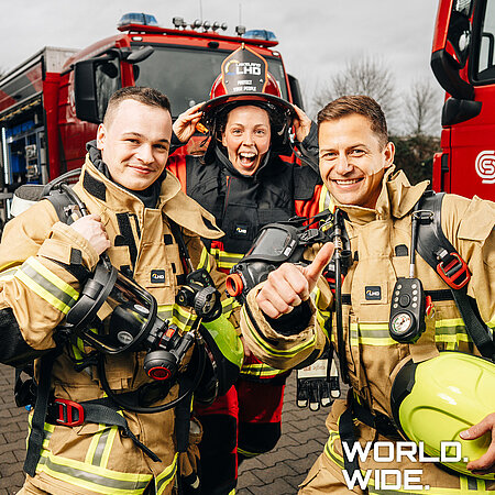 Manchmal sagt ein Bild mehr als ein ganzer Einsatzbericht. 😍 📸

Nicht wegen der Pose. Sondern wegen dem, was dahintersteht: Vertrauen, Verantwortung und dem gemeinsamen Spaß daran, Gutes zu tun.
Genau diese Momente wollten wir mit unserem World. Wide. We. Shooting einfangen. 
Denn Feuerwehr ist mehr als Technik und Ausrüstung.
Es ist ein Team, das zusammenhält. 🤝
Wer ist dein absoluter Wingman bei jedem Einsatz?

#worldwidewe #feuerwehr #lhdfire #lakelandfireandsafety