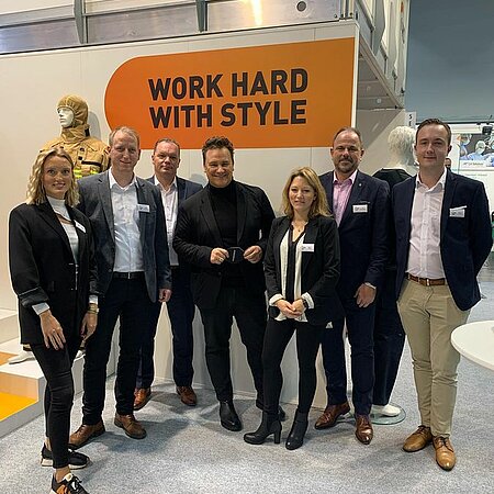 Ein weitere spannender Tag auf der A+A 2021 geht zu Ende… 
Wir haben uns heute sehr über den Besuch von @guidomariakretschmer gefreut! Er hat die Stände von @lhdfire und @guidomariakretschmer_corporate besucht und einige interessante Gespräche mit Mitarbeitern, Kunden und Interessenten führen können. 
Wir freuen uns schon auf die nächsten Tage auf der Messe!
………..
#aplusa2021 #lhdfire #lhdcof #workwear #corporatefashion #feuerwehrbekleidung