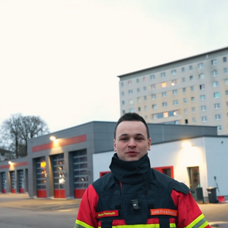 Ich war noch niemals in New York! 🗽
Marius würde gern einmal bei der Feuerwehr in New York mitarbeiten. Klar, die Aufgaben sind überall ähnlich – aber mit einem amerikanischen Firetruck durch diese riesige Stadt zu fahren, stellt er sich schon ziemlich einzigartig vor. 
 
Jetzt sind wir gespannt:
Wer von euch wäre Team New York? Und warum?🚒👇
 
#worldwidewe #feuerwehr #lhdfire #lakelandfireandsafety #firefighterlife