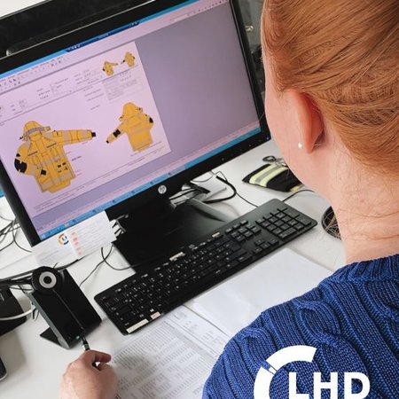 Bei der Entwicklung unserer Produkte steht immer eines im Mittelpunkt: Schutz, Gesundheit und Leistung unserer Helden im Alltag mit höchstmöglicher Qualität sicherzustellen. Wir arbeiten Seite an Seite mit starken Partnern zusammen, um das beste Resultat für Ihre Anforderungen zu erreichen. Auch in Zukunft wollen wir mit weiteren Entwicklungen neue Maßstäbe in Qualität und Funktion setzen. Egal für welche Branche, egal für welche Position – unser Ziel bleibt das Gleiche: die Sicherheit und Zufriedenheit der Träger stehen an oberster Stelle. 
Dabei bildet das Vertrauen in die Leistungsfähigkeit und Zuverlässigkeit unserer Produktions-Partner in Europa die Basis unserer Arbeit. Kombiniert mit unseren höchsten Standards in der Qualitätssicherung vor Ort sorgen wir für eine gleichbleibende Qualität.
#madeineurope #lhdgroup #lhdfire #lhdcof #workhardwithstyle