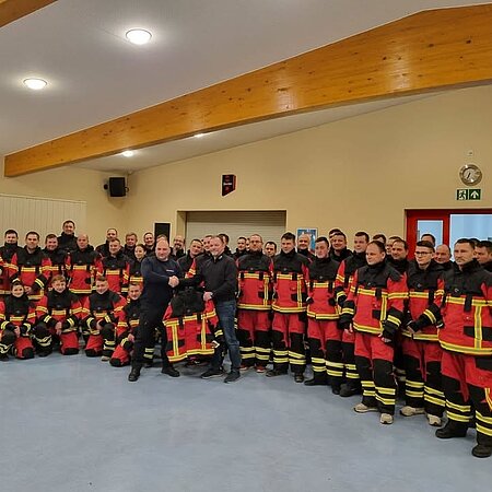 Unser lieber Kollege Maik war heute, am Freitagabend noch bei einer Einkleidung 👍🏻 
Die @feuerwehr_rudolstadt darf sich über ihre neue saVior Überbekleidung inklusive unserer Nomex-Partikelschutzhaube freuen. 👌🏻

#lhdfire #lhdsavior #feuerwehr #schutzausrüstung #schutzkleidung