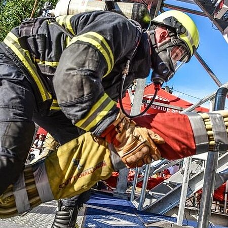 Wir stellen das Team LHD vor 😀 - heute: Pascal 💪 
Pascal Kosfeld (Kosi), 26 Jahre alt, hauptberuflich Rettungssanitäter.
Meine Hobbys: Allgemein Sport - alles was dazu gehört. Im speziellen ist es der Feuerwehrsport. Erste Saison 2018 mit meiner PB 1.47min in Berlin.
In der Feuerwehr bin ich seit 2017, bei Malteser ehrenamtlich seit 2012. 
Weshalb ich mich für die Kleidung von LHD entschieden habe ist einfach die Qualität, die super Beratung, das Familiäre, die Bequemlichkeit und weil sie 112% hinter jedem Sportler stehen und unterstützen. Ich bin dankbar LHD zu meinen Sponsoren zählen zu dürfen!
#teamlhd #workhardwithstyle