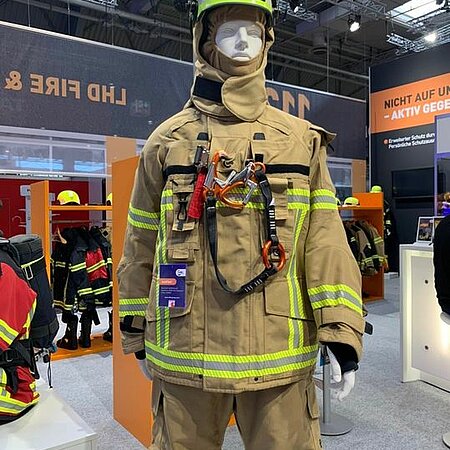 * Tag 3 der Interschutz *
Heute wollen wir euch gerne noch auf unseren saVior in Nomex NXT aufmerksam machen. 
In Gold oder Blau ist dieses Modell mit segmentierten Reflexstreifen erhältlich. 
Natürlich findet ihr auch hier - wie in den anderen saVior Varianten - die Vorrichtung für unser Rettungssystem. 
Schaut gerne bei uns am Stand vorbei und werft einen Blick auf unsere beiden Modelle in Gold und Blau: Halle 15, F42 👍🏻