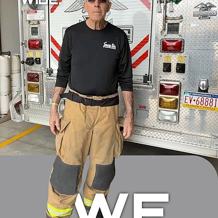 Darrell aus North East Pennsylvania 🇺🇸 gehört zu den Menschen, die ihre Community seit vielen Jahrzehnten begleiten und unterstützen. 🚒
 
Für ihn geht es bei Feuerwehr vor allem darum, da zu sein, wenn Hilfe gebraucht wird – egal ob für Fremde oder die eigenen Nachbarn. Genau dieses Verantwortungsgefühl verbindet Feuerwehrleute weltweit.
Eben World. Wide. We. 🌍
 
#worldwidewe #feuerwehr