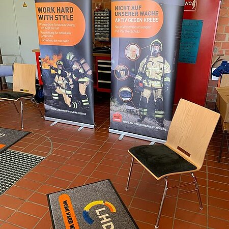 Anprobe bei der Feuerwehr Breuna in Nordhessen. 🚒🚨
Unser lieber Kollege Daniel lies die Mitglieder der Feuerwehr mal in unsere Feuerschutzanzüge und Bekleidung für Technische Hilfeleistung schlüpfen, um die passenden Größen zu ermitteln. 
Ausgestattet werden sie dann mit unserem Kinetic inklusive Partikelschutz sowie den TH Pro Schutzanzug - beides in Nomex Comfort in blau. 👍🏻 
#lhdfire #feuerwehr #schutzausrüstung #kineticx #thpro