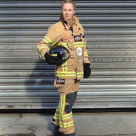 Wir stellen das Team LHD vor 😀 - heute: Andrea Posanz 💪 

Name: Andrea Posanz
Spitzname: Posine
Alter: 48 Jahre  AK: 45
LHD-Markenbotschafterin seit 2016
Wettkampfbeginn: 2016
Größte Erfolge: Sieger Berlin Firefighter Stairrun, 3. Platz FCC Europameisterschaft Damen-Tandem, Finalteilnahme FCC Worlds Weltmeisterschaft Mixed-Tandem
Wettkampfmotto: Girls just wanna have fun!
Mein liebstes Training: Melli die Treppen hoch quälen, bis sie nicht mehr fluchen kann!
…und das mag ich so gar nicht: den blöden „tonnenschweren“ Dummy durch die Gegend schleifen und dabei in Mellis grinsendes Gesicht sehen.
#teamlhd #workhardwithstyle #lhdfire