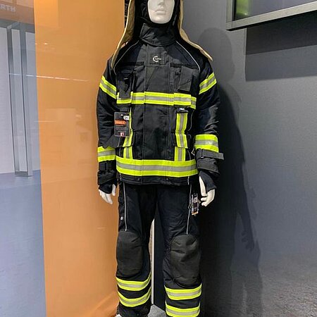 Tag 5 der Interschutz ist geschafft. 💪🏻
Heute zeigen wir euch noch unser nächstes Modell: den Kinetic X. 
Standardmäßig ausgestattet mit Partikelschutz minimiert er das Eindringen von Rauchgasen. 
Vor Ort könnt ihr euch unsere beiden Varianten gerne live ansehen und mehr zu unseren Partikelschutzlösungen inkl. der dazugehörigen Feuerschutzhaube erfahren. 
Halle 15, F42