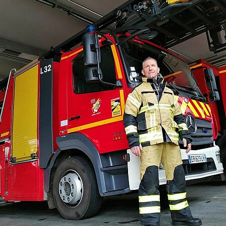 Wir stellen das Team LHD vor 😀 - heute: Vincent Heiligenstein 💪 

➡️ 53 Jahre alt
➡️ Berufsfeuerwehrmann aus Straßburg - Frankreich 🇫🇷
➡️ Spitzname: Sly

Einstieg in die Feuerwehr-Wettkampfszene: 2004
Internationale Teilnahme an den Wettkämpfen :
➡️ TFA -Toughest Firefighter Alive
➡️ FCC - Firefighter Combat Challenge
➡️ FireFit
➡️ Firefighter Stairrun
➡️ CrossFit
Größte Erfolge:
➡️ Firefighter Combat Challenge World Champion Over 50 - 2018 - USA ;
➡️ 6x Firefighter Combat Challenge Altersklasse European Champion;
➡️ 13x Firefighter Combat Challenge Altersklasse Sieger.

Wettkampfmotivation: Fokus, Spaß und Fit bleiben !
Mein Wort : Go Hard or Go Home 😉
In 2004 war mein erster Toughest Firefighter Alive (TFA) Wettkampf in Sheffield - UK - World Firefighter Games. Das war der Anfang !
2006 : World Firefighter Games in Hongkong 
In 2008 war meine erste Firefghter Combat Challenge in Berlin (mit 40 Jahren) - der erste von einer hoffentlich noch langen Geschichte 😊
Um bei diesen extremen Wettkämpfen immer die besten Leistungen zu erbringen, muss man auch die beste Schutzkleidung tragen. Mit der individuellen LHD Fire & Rescue (ehemals Lion) Schutzkleidung kann ich laufen, klettern, springen und arbeiten mit maximaler Leichtigkeit, Sicherheit und Komfort. 💪
#teamlhd #workhardwithstyle #lhdfire
