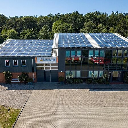 🚒 Unsere Partner stellen sich für euch vor: 🚒

Die Firma MATUCZAK FEUERSCHUTZ wurde 1956 in Preetz in der Garage des Elternhauses vom Firmengründer Hermann Matuczak gegründet. Nach dem Umzug in eigene Räumlichkeiten folgte 1983 der zweite Umzug in den Neubau der Industriestraße 11 in Preetz, wo die Firma auch heute noch ansässig ist.

Im Januar 1999 zog sich unser Firmengründer Hermann Matuczak aus dem aktiven Geschäft zurück und legte das Firmengeschick in die Hände seines Schwiegersohnes Florian Gripp, welcher nach wie vor der Firmeninhaber ist.

Mit der Zeit wurde die Firma immer bekannter und um dem gewachsenen Aufgabenbereich gerecht zu werden, haben wir in den vergangenen Jahren diverse Umbaumaßnahmen durchgeführt. So wurde neben einem zusätzlichen Stockwerk und diversen Büroräumen eine weitere Werkstatthalle errichtet.

Zu dem wachsenden Kundenstamm gesellten sich diverse Handels- und Gebietsvertretungen, welche zu einem immer umfangreicheren Sortiment führten. So sind wir stolz darauf, den Feuerwehren in nahezu allen Bereichen mit Rat und Tat zur Seite zu stehen. Neben dem Vertrieb von Bekleidung und Ausrüstung umfasst unser Leistungsspektrum die Bereiche der Fahrzeuge (Beschaffung und Bau von Klein- und Großfahrzeugen im eigenen Haus sowie bei MAGIRUS in Ulm, Fahrzeugbeladungen, Aus- und Umbauten, Reparaturen), der Werkstatt (Prüfungen, Wartungen, Reparaturen, Service im vorbeugenden Brandschutz) sowie der Textilwerkstatt (Stick, Druck, Reparatur von Einsatzschutzkleidung, Näharbeiten, Vermessung, Produktentwicklung).

Seit mittlerweile 66 Jahren ist die Betreuung unserer Kunden mit Leidenschaft und Engagement unser oberstes Bestreben! Freuen Sie sich also auf eine gute Zusammenarbeit, getreu unseres Leitsatzes:
SICHERHEIT IST UNSER JOB!

Link zur Website: https://www.matuczak.com/
Link zur Facebookseite: Matuczak Feuerschutz 
Instagram: @matuczak_feuerschutz