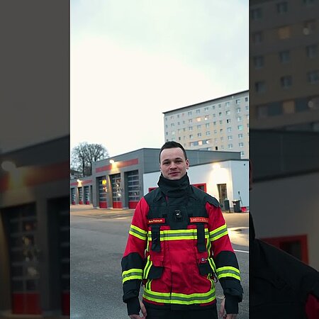 Marius würde gern einmal bei der Feuerwehr in New York mitarbeiten. Klar, die Aufgaben sind überall ähnlich – aber mit einem amerikanischen Firetruck durch diese riesige Stadt zu fahren, stellt er sich schon ziemlich einzigartig vor. 
Jetzt sind wir gespannt: Wer von euch wäre Team New York? Und warum?🚒👇
#worldwidewe #feuerwehr #lhdfire #lakelandfireandsafety #firefighterlife