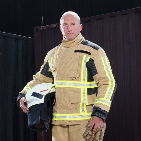 Wir stellen das Team LHD vor ???? - heute: Alexander Meyer ???? 

Alexander Meyer, 44 Jahre alt, Berufsfeuerwehrmann aus Göttingen, mehrfacher TFA Welt- u. Europameister.
Vor 18 Jahren war mein erster Wettkampf. Erst gab es nur den TFA (Toughest Firefighter Alive), später dann die FCC und den Stairrun . Um in diesen extremen Wettkämpfen immer beste Leistung zu bringen, muss man optimale Schutzkleidung tragen. Denn was nutzt körperliche Leistungsfähigkeit und mentale Stärke, wenn die PSA die ich im Wettkampf trage, mich daran hindert diese abzurufen.
Seit 2007 trage ich einen Anzug mit dem ich mich frei bzw. uneingeschränkt bewegen kann und sich dazu auch noch leicht anfühlt.
Mit LHD Fire & Rescue (ehemals Lion) habe ich seit diesem Zeitpunkt einen erstklassigen Unterstützter in Sachen Feuerwehrschutzkleidung am meiner Seite.