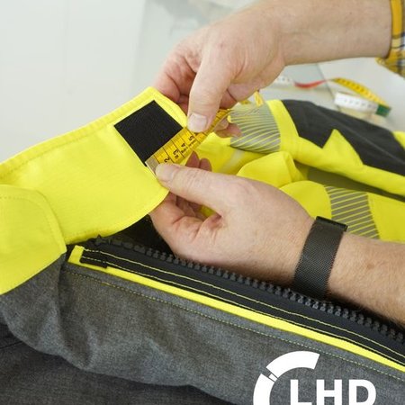 Was uns sehr am Herzen liegt, ist die Zufriedenheit des Kunden. Grundvoraussetzung dafür ist ein vernünftig abgeliefertes Endprodukt. Und genau darum kümmert sich unsere Qualitätssicherung. 
Die QS beschäftigt sich in erster Linie mit der Sicherstellung der Einhaltung von festgelegten Qualitätsvorgaben unserer Produkte und arbeitet stets an der Optimierung unserer kontinuierlichen Verbesserungsprozesse. Ebenfalls unterstützt sie unsere weltweiten Produktionsstätten, um den geforderten hohen Standard der Kunden jederzeit zu gewährleisten. Sie ist der Teil des Qualitätsmanagements, der darauf zielt, Vertrauen des Kunden in das Endprodukt zu erschaffen und zu erhalten.
#qualitätssicherung #lhdgroup #lhdfire #lhdcof #persönlicheschutzausrüstung #workwear #corporatefashion