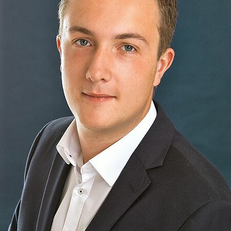 Wir stellen uns vor 😀  - heute passend zum Tag des Heiligen Florians 😉 
Mein Name ist Florian Berg genannt Vellmer, ich bin 26 Jahre alt und nun seit April 2021 Vertriebsleiter West, als Nachfolger für unseren Kollegen Peter Meffert. 
In meiner Funktion bin ich für NRW und das westliche Niedersachsen zuständig. Seit vielen Jahren bin ich im Bereich Feuerwehr tätig und habe sogar in der Feuerwehr Textilbranche gelernt und dort einige Jahre gearbeitet. Nach einer textilen Auszeit, bei der ich für einen Hersteller von Feuerwehrhelmen tätig war, musste ich feststellen, dass die Faszination Textil für mich einfach zu groß war und ich mich nun freue, wieder für einen Bekleidungshersteller arbeiten zu dürfen. 2010 trat ich in die Jugendfeuerwehr ein und bin heute stellv. Löschgruppenführer und Jugendfeuerwehrwart in meinem Heimatort Erlinghausen im Hochsauerland.
Alles in allem kann ich stolz von mir behaupten, dass ich absolut blaulichtbegeistert bin.⁣
#teamlhd #greetingsfrom #lhdgroup #lhdfire #workhardwithstyle