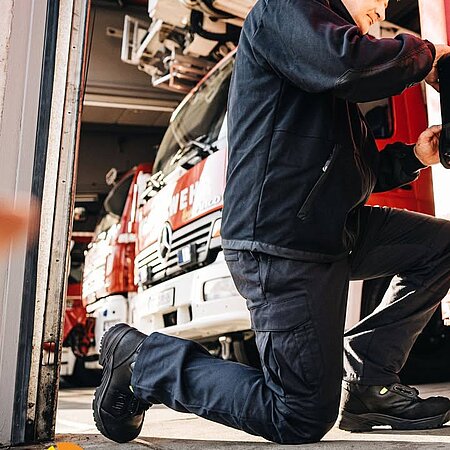 Sitzen perfekt, machen jede Bewegung mit und sind bereit für jegliche Alltagssituation: Unsere Flex Pro Bundhose und die klassische Flexbundhose überzeugen durch Tragekomfort und clevere Details.
🔥 Zusätzliches Highlight für die heissen Tage: Unsere Flex Shorts!
➡️ Noch mehr über unser Tagesdienstportfolio findet ihr auf unserer Website: www.lhd-group.com.

#feuerwehr #tagesdiensthose #tagesdienstbekleidung #feuerwehrbekleidung