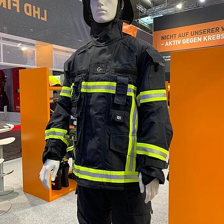 * 6 Tage - 6 Produkte *
An unserem ersten Tag auf der Interschutz wollen wir euch gerne unseren neuen saVior ECO vorstellen: 
Unser bewährtes Einstiegsmodell im neuen Design und neuen Materialien. Natürlich ist auch der saVior ECO nach EN 469:2020 zertifiziert. 
Jetzt auch mit aufgesetzten Funkgerätetaschen. 
Kommt vorbei und schaut ihn euch gerne live an. 
Halle 15, F42 👍🏻